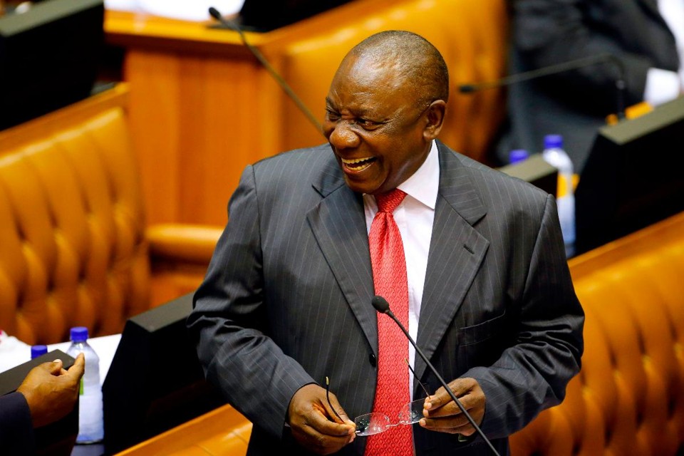 Ramaphosa e Zuma protagonizam uma queda de braço desde dezembro, quando Ramaphosa venceu a disputa para substituir o ex-presidente no comando do partido CNA | MIKE HUTCHINGS/AFP