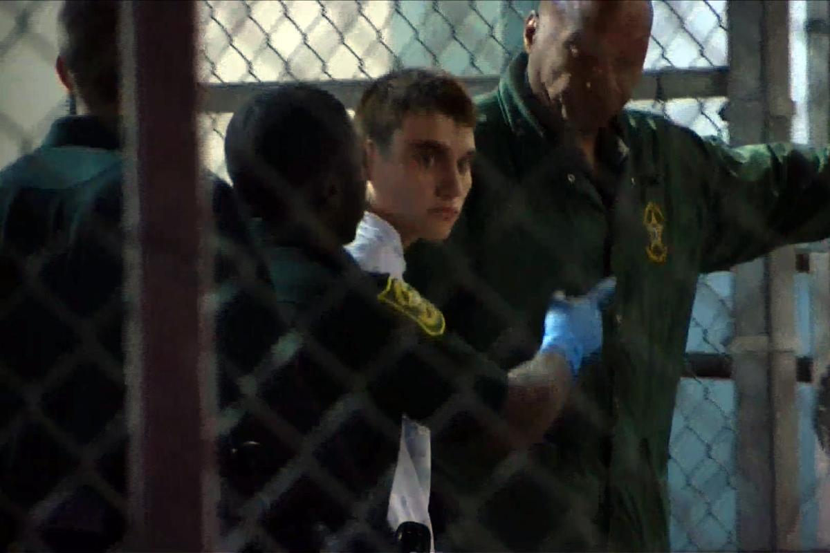 Nikolas Cruz, suspeito de ter matado 17 pessoas em escola na Flórida, foi detido pela polícia local logo após o ataque na tarde desta quarta-feira (14) | MIGUEL GUTTIEREZAFP