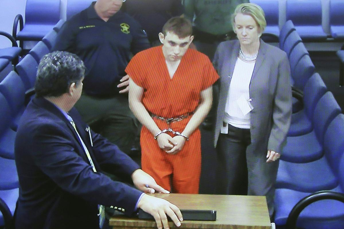 O suspeito Nikolas Cruz compareceu ao tribunal nesta quinta-feira (15), junto com a defensora pública, Melisa McNeill | SUSAN STOCKER-SUN SENTINELAFP