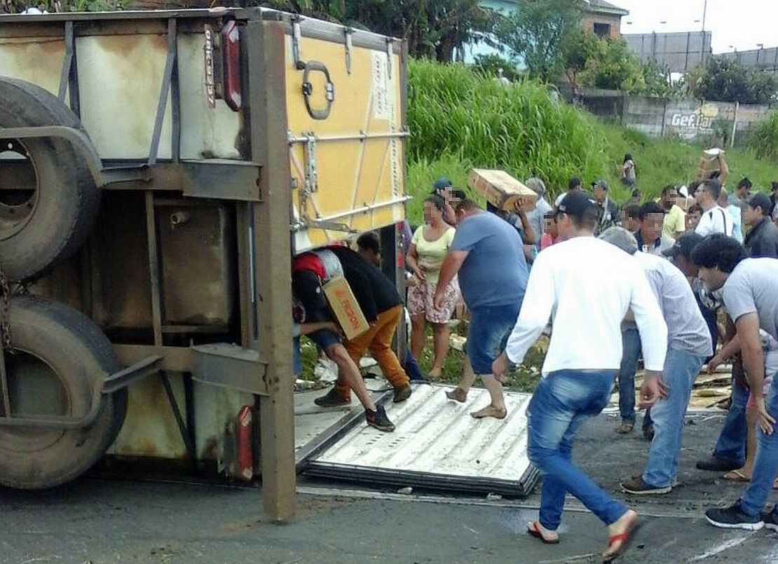 Moradores da região onde o caminhão tombou em Wenceslau Braz levou a carga de 27 toneladas de carne. | PRE/