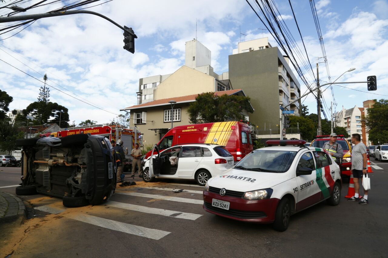 Ambulância do Siate socorreu uma criança com ferimentos leves no acidente. | Aniele Nascimento/Gazeta do Povo