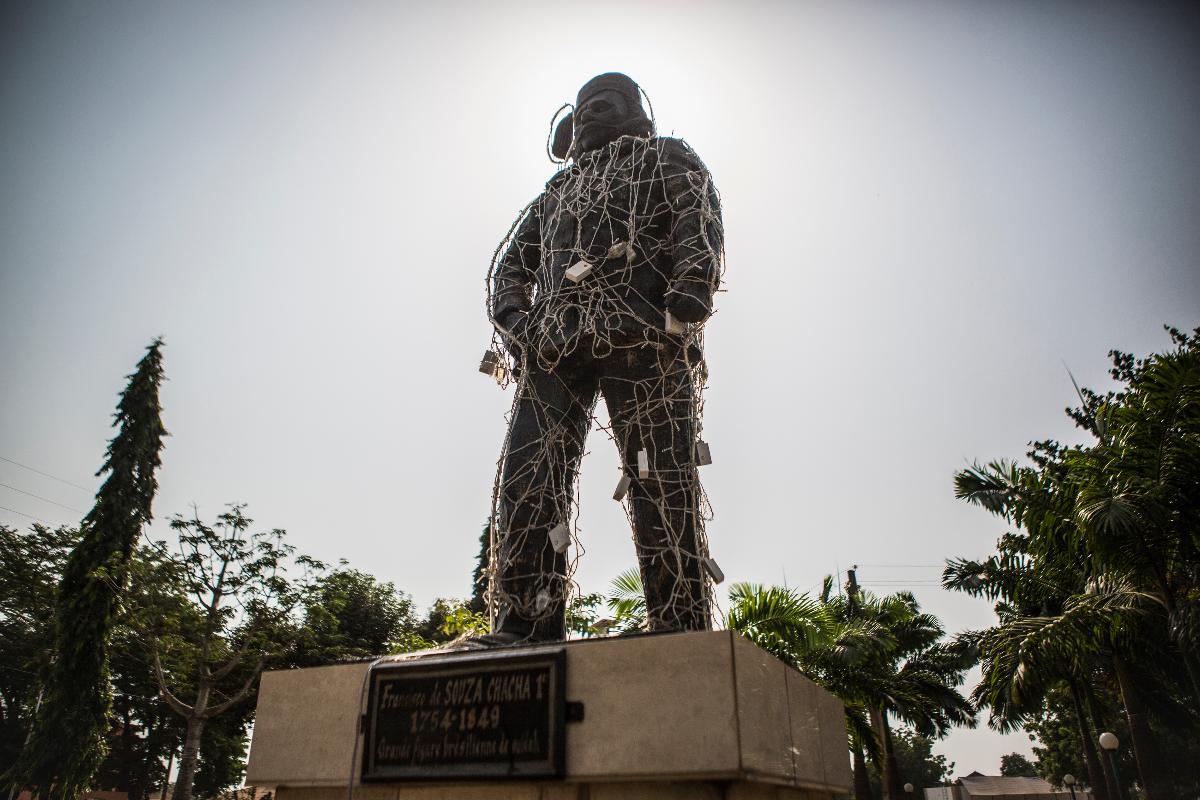 Uma estátua de Francisco Félix de Souza em Ouidah, Benin. De Souza tem muitos decendentes na cidade, os quais são influentes em estabelecer como a era da escravidão é lembrada no país | Jane HahnThe Washington Post