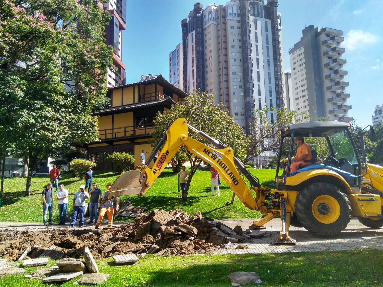 Máquinas trabalham na abertura do trecho para a passagem do Ligeirão na Praça do Japão na manhã desta segunda. | Aniele Nascimento/Gazeta do Povo