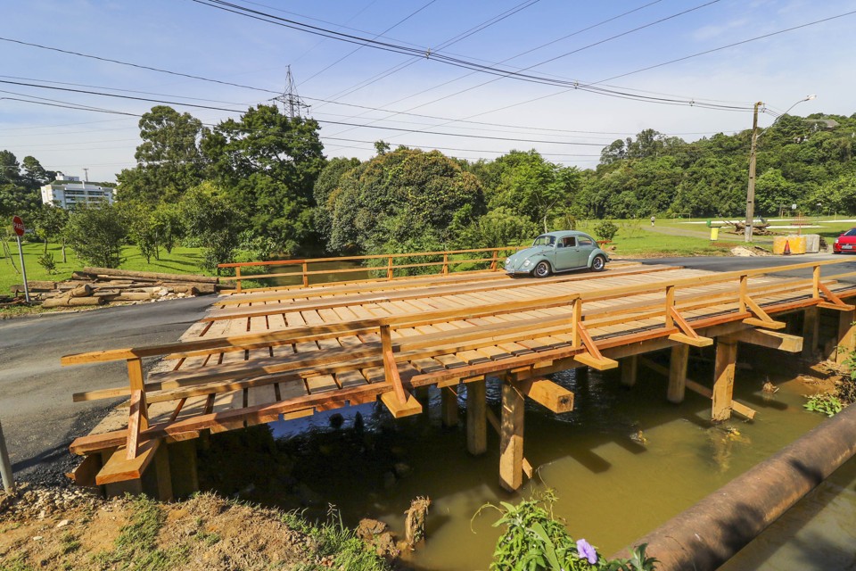 Após reforma, prefeitura libera ponte de madeira sobre o rio Barigui no Parque Tingui | Daniel Castellano/SMCS