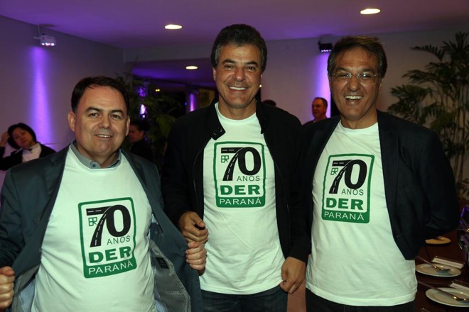 À direita, o secretário de Infraestrutura e Logística, José Richa Filho, ao centro o governador Beto Richa e à esquerda o diretor geral do DER-PR, Nelson Leal Júnior, ambos na comemoração dos 70 anos do órgão, em dezembro de 2016 | Orlando Kissner/ANPr/Arquivo