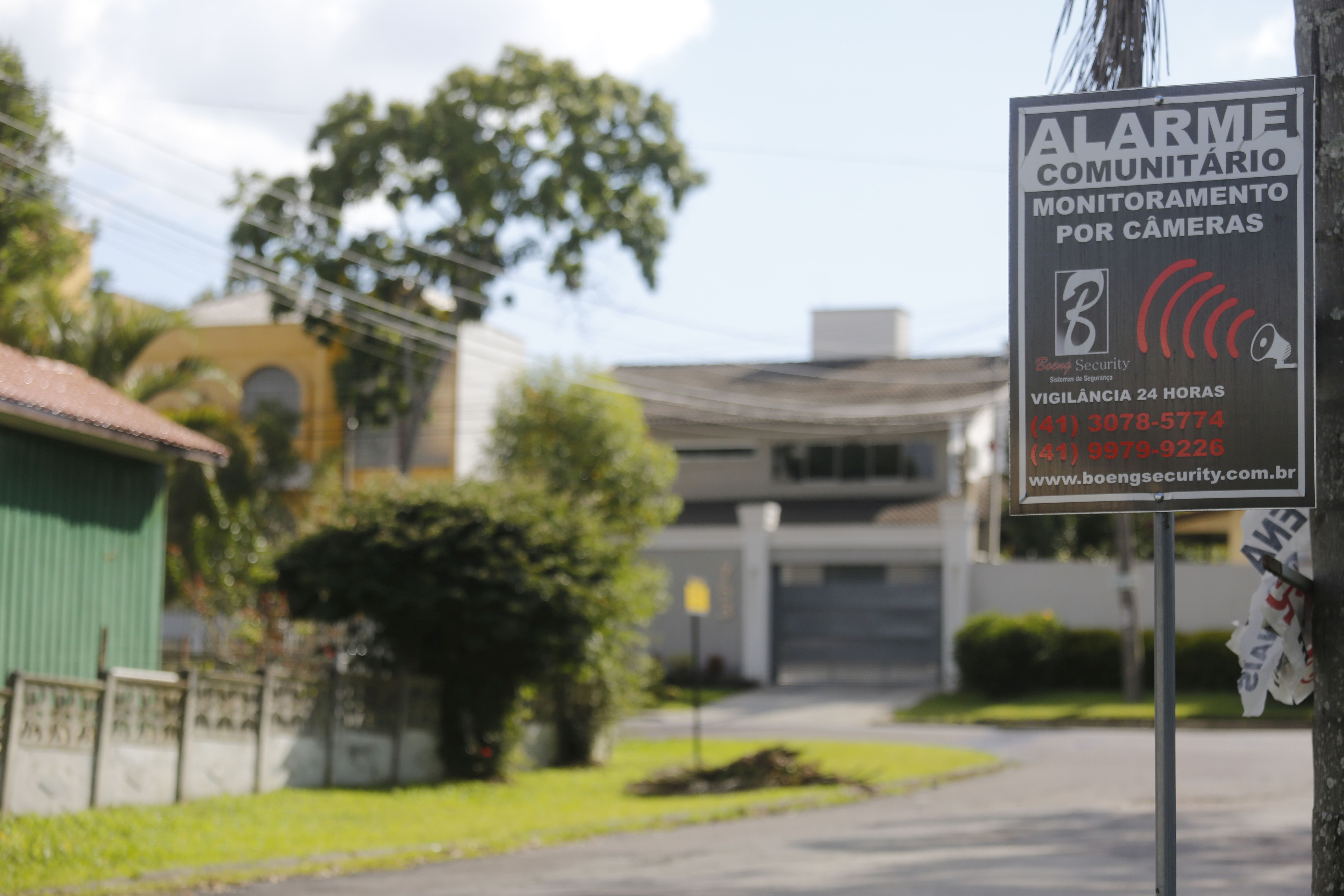 Vizinhos do Bairro Alto se uniram para instalar câmeras de vigilância. | Felipe Rosa/TRIBUNA DO PARANA