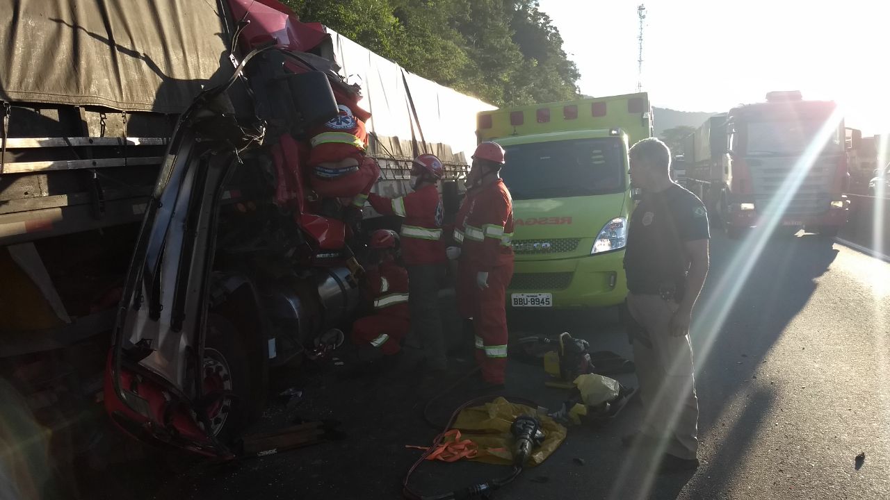 Duas pessoas ficaram presas às ferragens | PRF/Divulgação