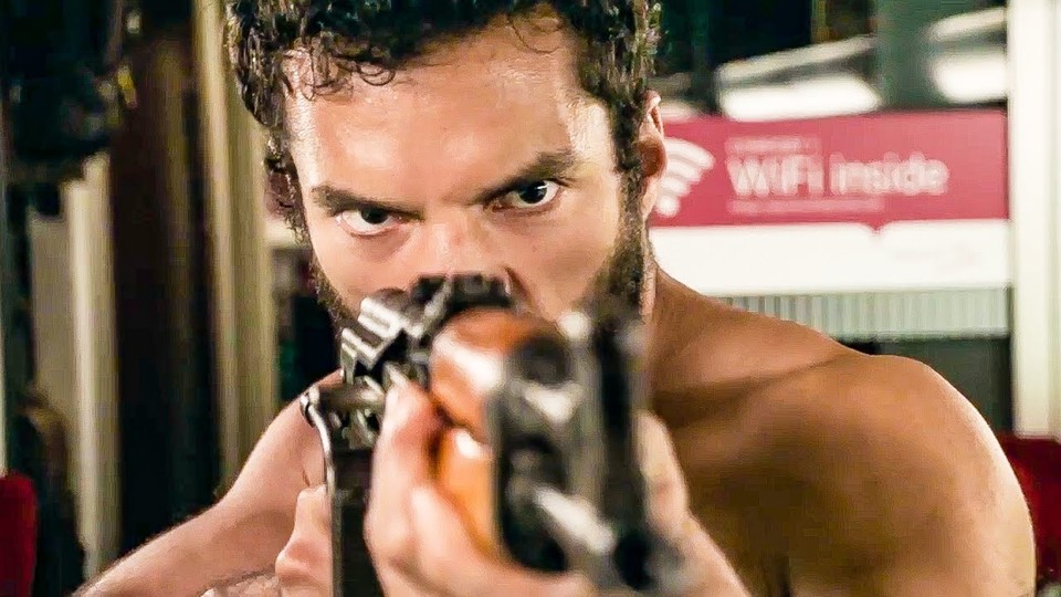 No filme “15h17 – Trem para Paris”, três jovens americanos se esforçam por imobilizar um extremista, armado com um fuzil AK-47 | Divulgação/