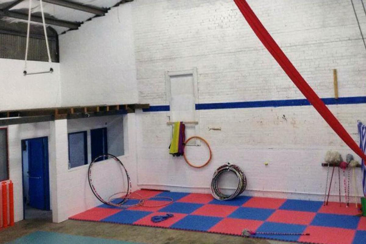 Interior da escola circense Arcade Circus em Katoomba, na Austrália | Reprodução/Imagem divulgada pelo The Australian