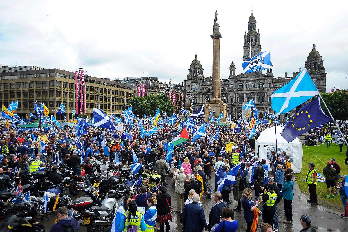 Pró-independentistas da Escócia reunidos em uma manifestação por um novo referendo pela independência do país | ANDY BUCHANANAFP