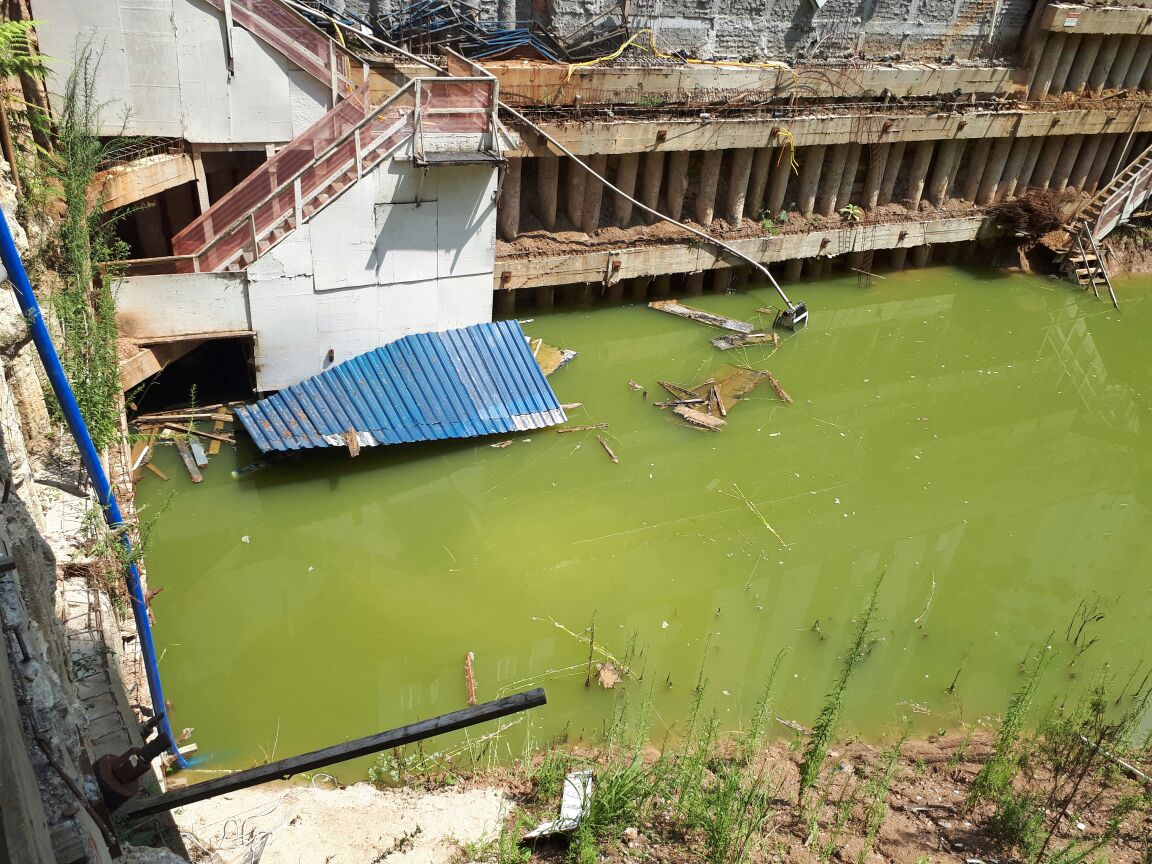 A obra está abandonada desde 2016, preocupando moradores da região | Raquel Derevecki/Gazeta do Povo