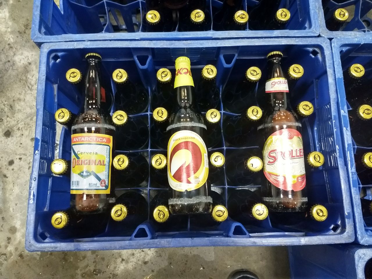 Garrafas com rótulos adulterados: PM encontrou 35 engradados com cerveja adulterada no bairro Boqueirão. | Polícia Militar/