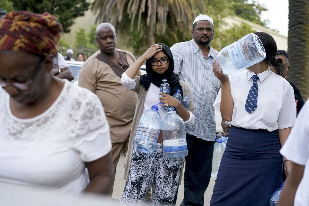 Após uma seca de três anos, considerada a pior em mais de um século, autoridades sul-africanas dizem que a metrópole corre o sério risco de se tornar uma das poucas do mundo a não ter água canalizada para residências e a maioria das empresas | JOAO SILVA/NYT