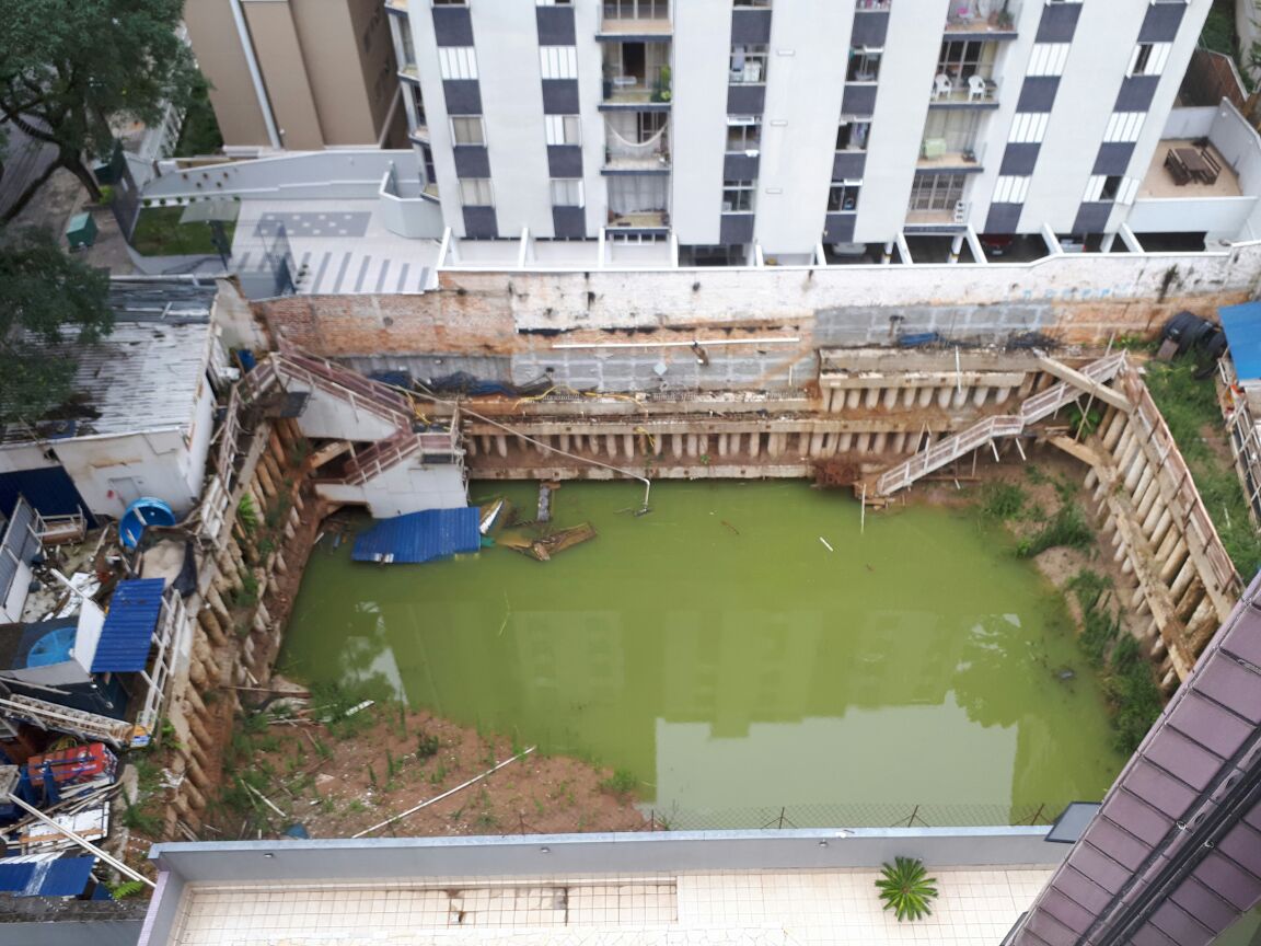 Buraco de cerca de mil metros quadrados na Travessa Capitão Clementino Paraná, no bairro Água Verde. | Raquel Derevecki/Gazeta do Povo