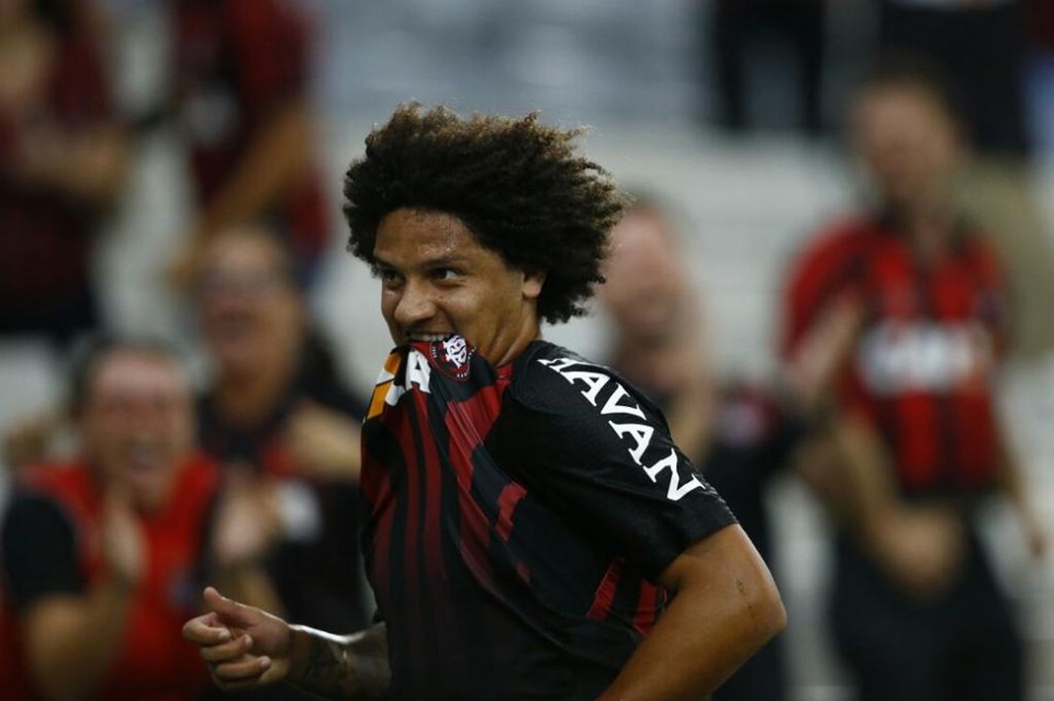 No sufoco, Atlético vence o Tubarão em jogo de quatro viradas de placar Gedoz marcou o gol da classificação nos minutos finais. | Jonathan Campos/Gazeta do Povo