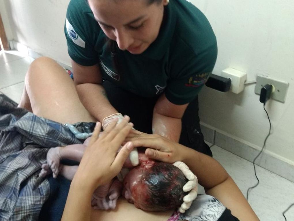 Agente de trânsito Keitiane Ferreira após o parto de Claudia Alexandre de Paula, mãe do Benjamim. | Keitiane Ferreira/Arquivo Pessoal