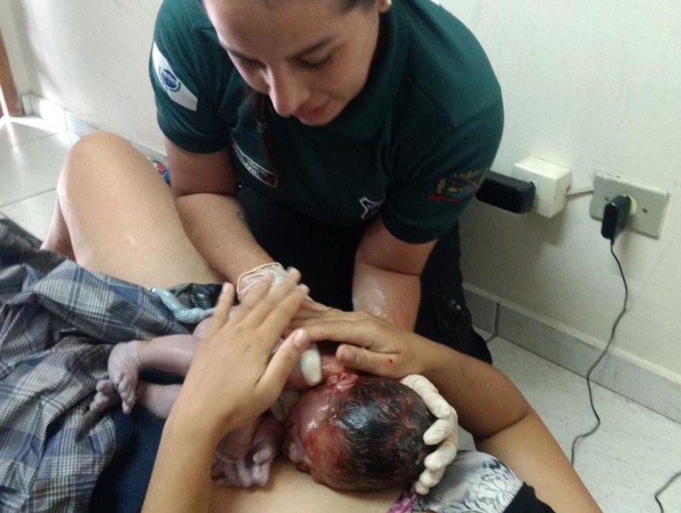 Agente de trânsito Keitiane Ferreira após o parto  de Claudia Alexandre de Paula, mãe do Benjamim. | Keitiane Ferreira/Arquivo Pessoal
