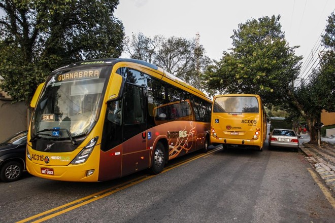 O novo ao lado do velho: Hibribus com veículo movido a diesel | Daniel Castellano/Gazeta do Povo/Arquivo