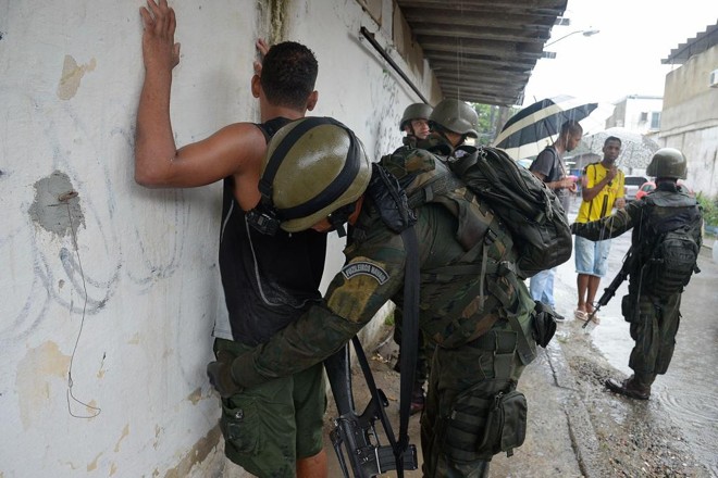 Revista na Vila Kennedy. | Tânia Rêgo/Agência Brasil
