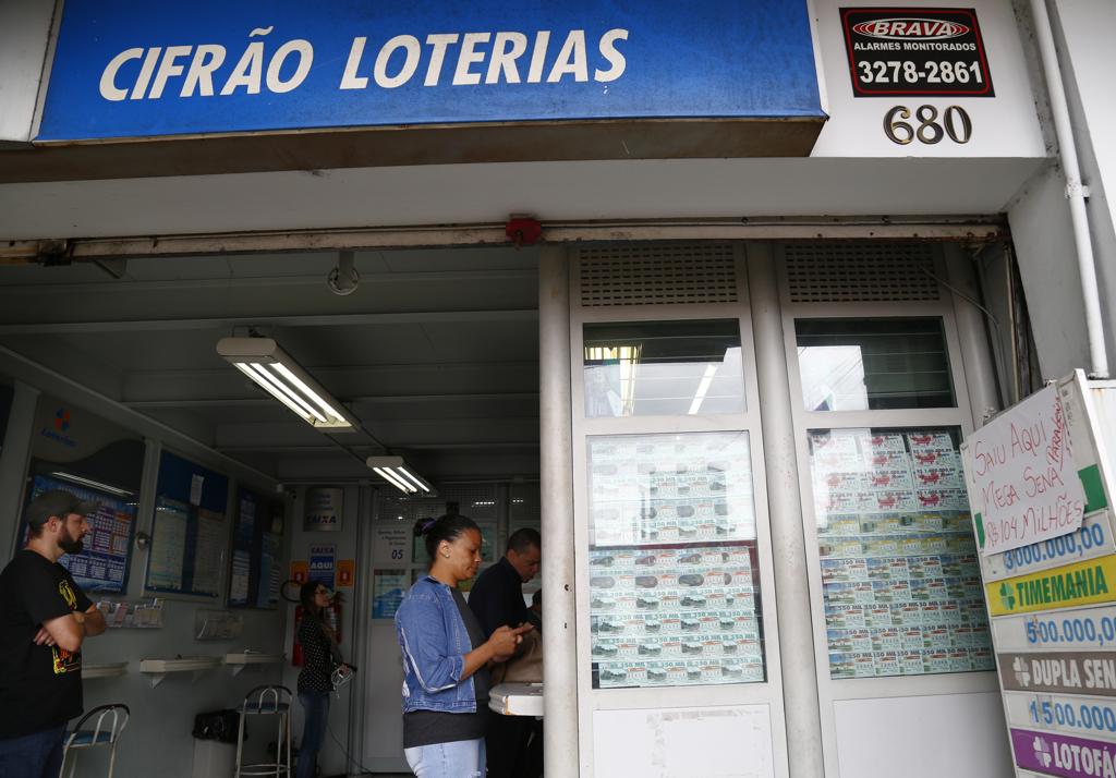 Cifrão Loterias, no bairro Hauer: foi lá que o sortudo fez a aposta dos R$ 104 milhões. | Aniele Nascimento/Gazeta do Povo