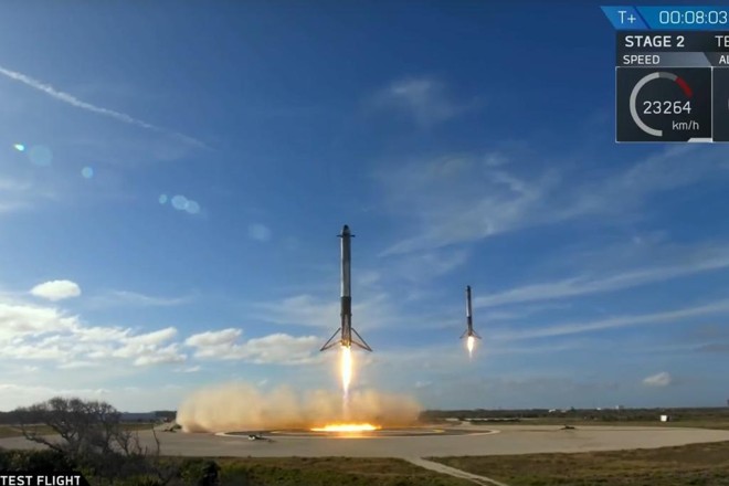 Aterrissagem dos propulsores do Falcon Heavy. | SpaceX/Reprodução