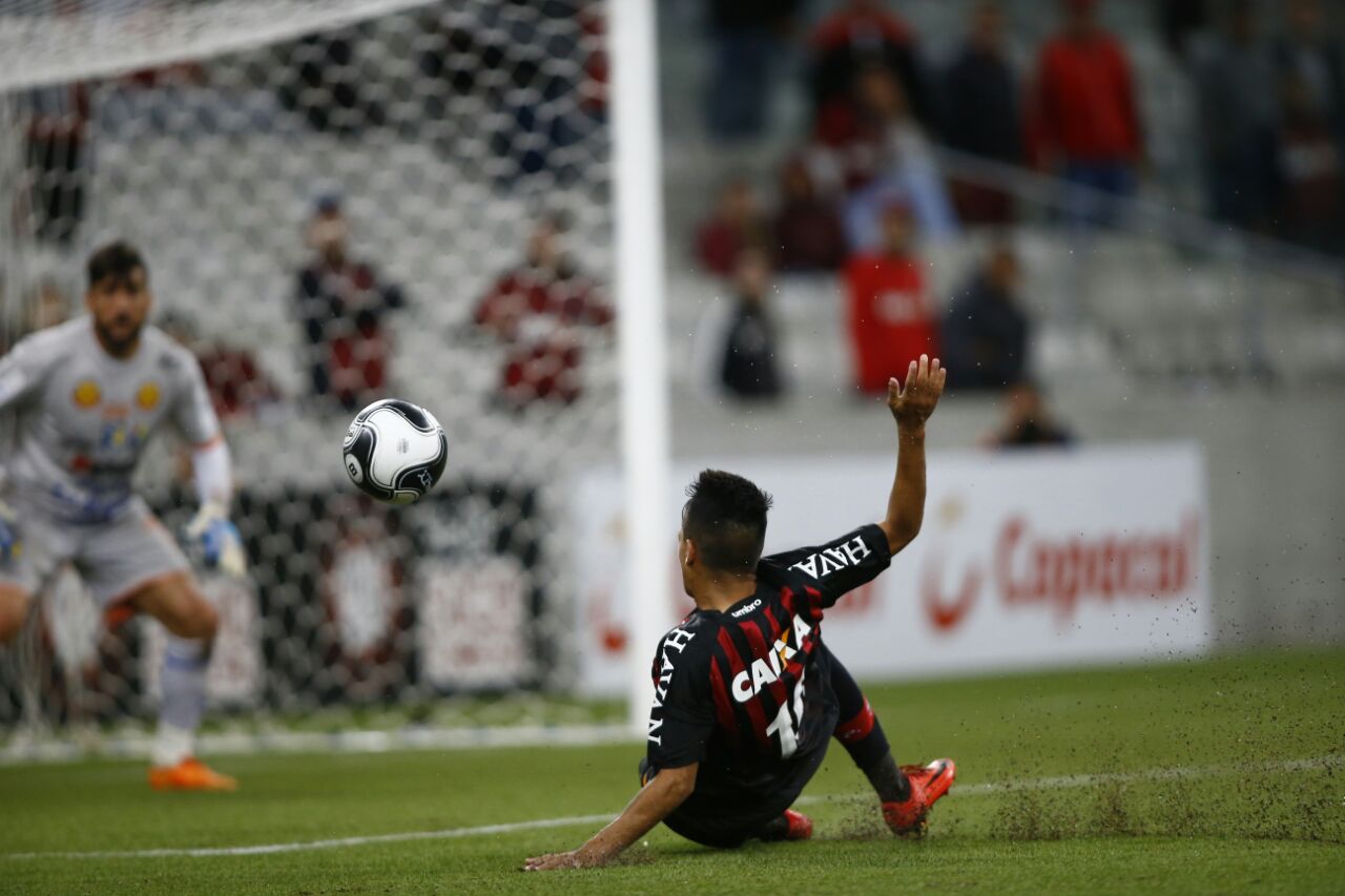 Giovanny tenta marcar diante do Foz: retrospecto ruim. | Jonathan Campos/Gazeta do Povo