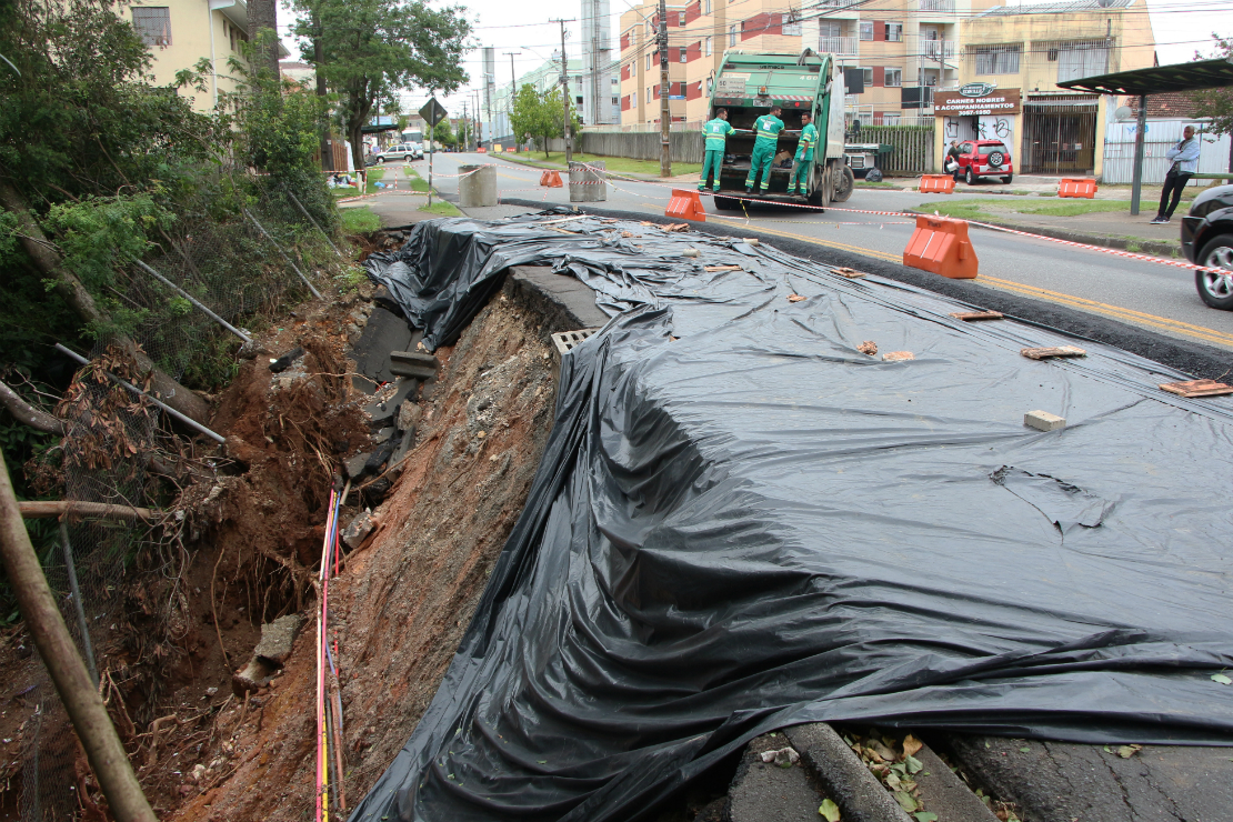 Cratera formada pela erosão na Rua João Dembinski, na CIC. | Átila Alberti/Gazeta do Povo