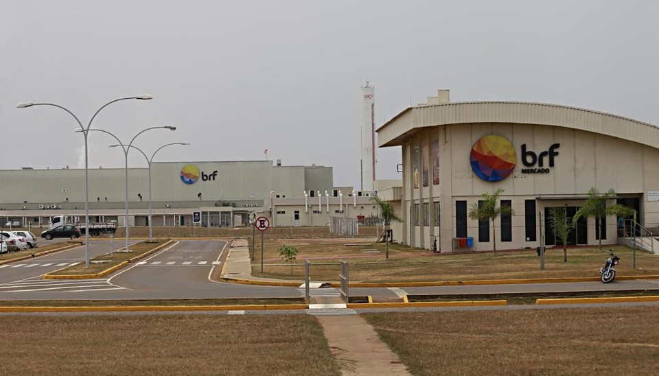 A Operação Carne Fraca, que apurou irregularidades em frigoríficos, atingiu a empresa em abril do ano passado. | Jonathan Campos/Gazeta do Povo
