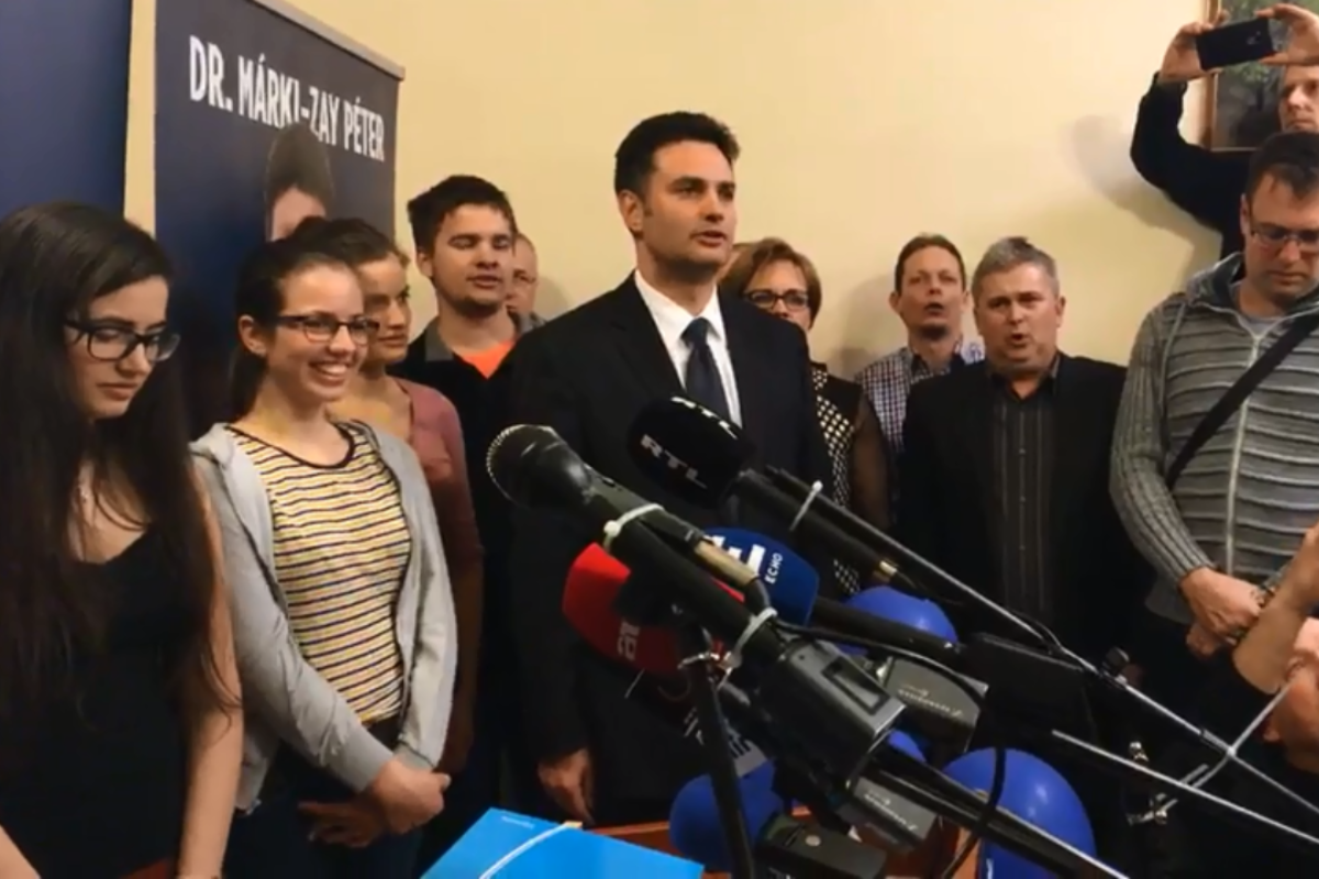 Peter Marki-Zay, candidato eleito à prefeitura de Hodmezovasarhely, neste domingo (25), discursa após a votação | Reprodução
