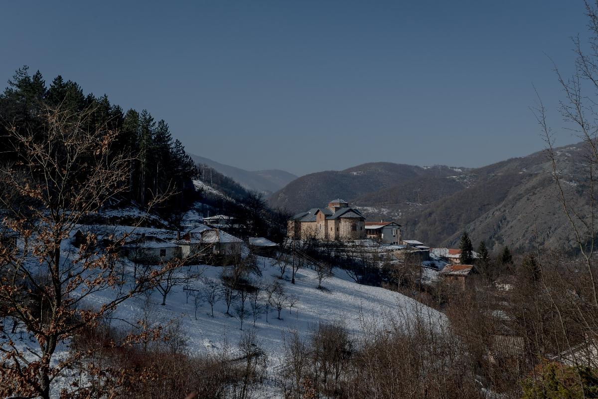 O mosteiro de Banjska, fora de Mitrovica, Kosovo, 25 de janeiro de 2018. Os serbios étnicos ainda dominam a vida em Mitrovica e o mosteiro de 700 anos continua a ser um poderoso símbolo do nacionalismo sérvio em uma cidade dividida em um país dividido que ainda possui cicatriza e enfermeia as baixas guerras que remontam a mais de 600 anos. (Andrew Testa / The New York Times) | ANDREW TESTA/NYT
