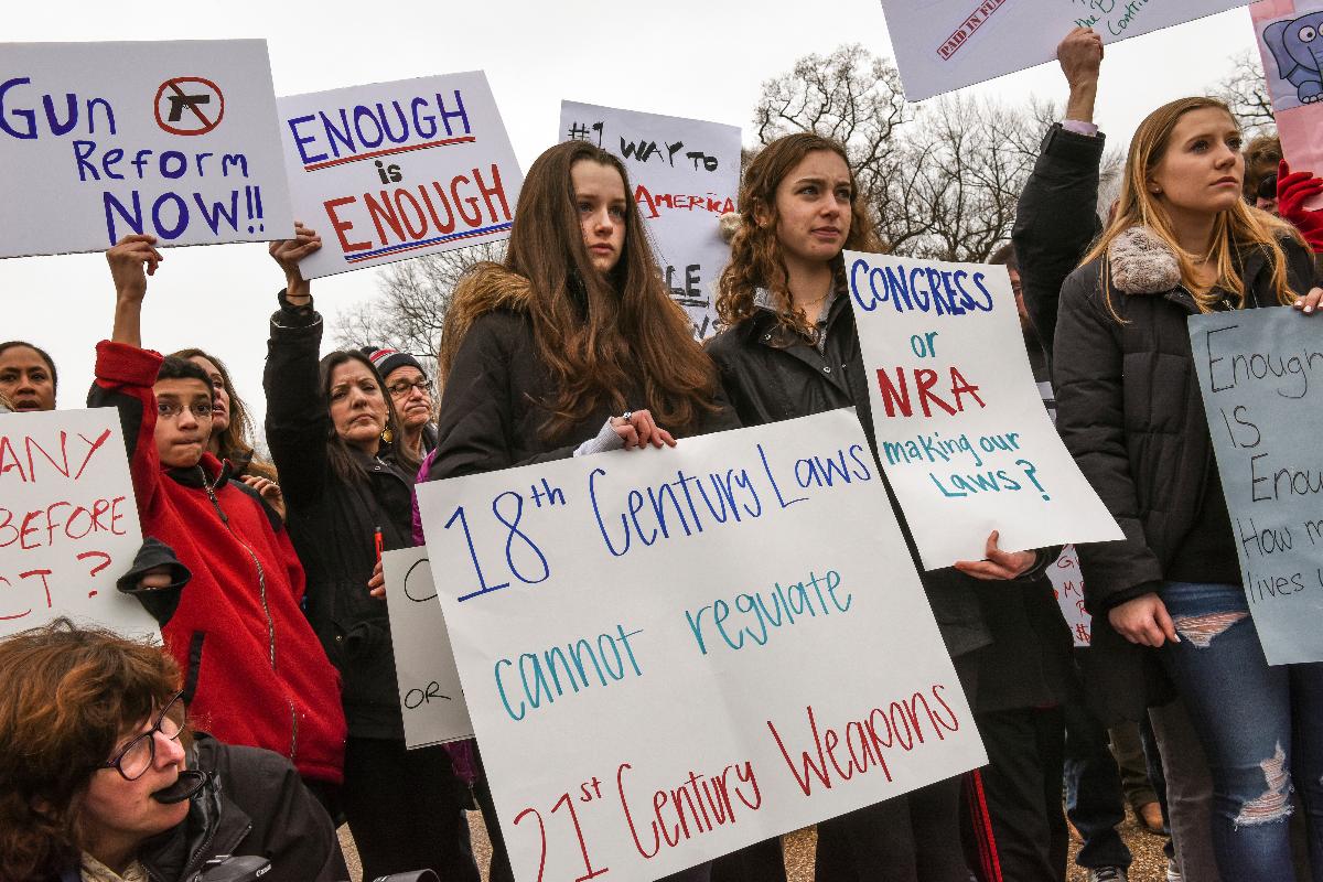 Estudantes se reuniram em frente à Casa Branca para protestar pelo controle de armas nos EUA nesta segunda-feira(19). | Bill O'LearyThe Washington Post