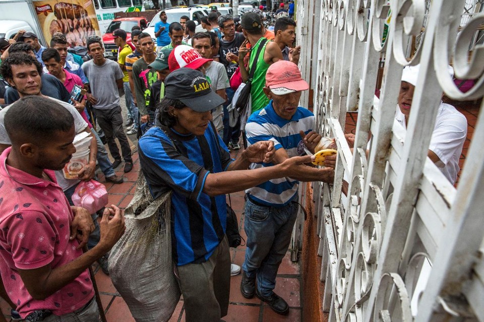 Venezuelanos fazem filas em Cúcuta, na Colômbia, para receber alimentos de uma entidade sem fins lucrativos | JUAN ARREDONDO/NYT