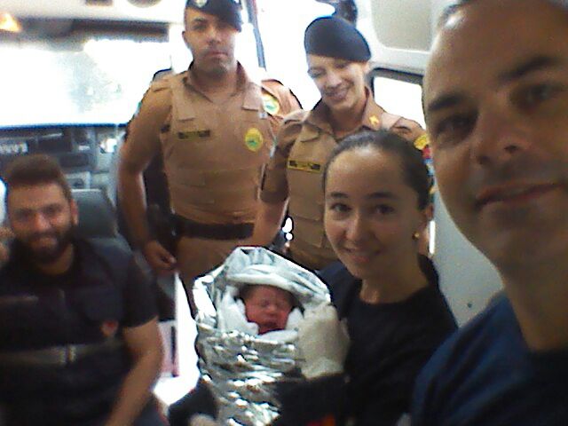 Os PMs Michel Macedo e Gislaine Mottin prestaram os primeiros-socorros ao bebê recém-nascido: “Tive de ter maturidade para não desabar”, relata o policial. | Colaboração/