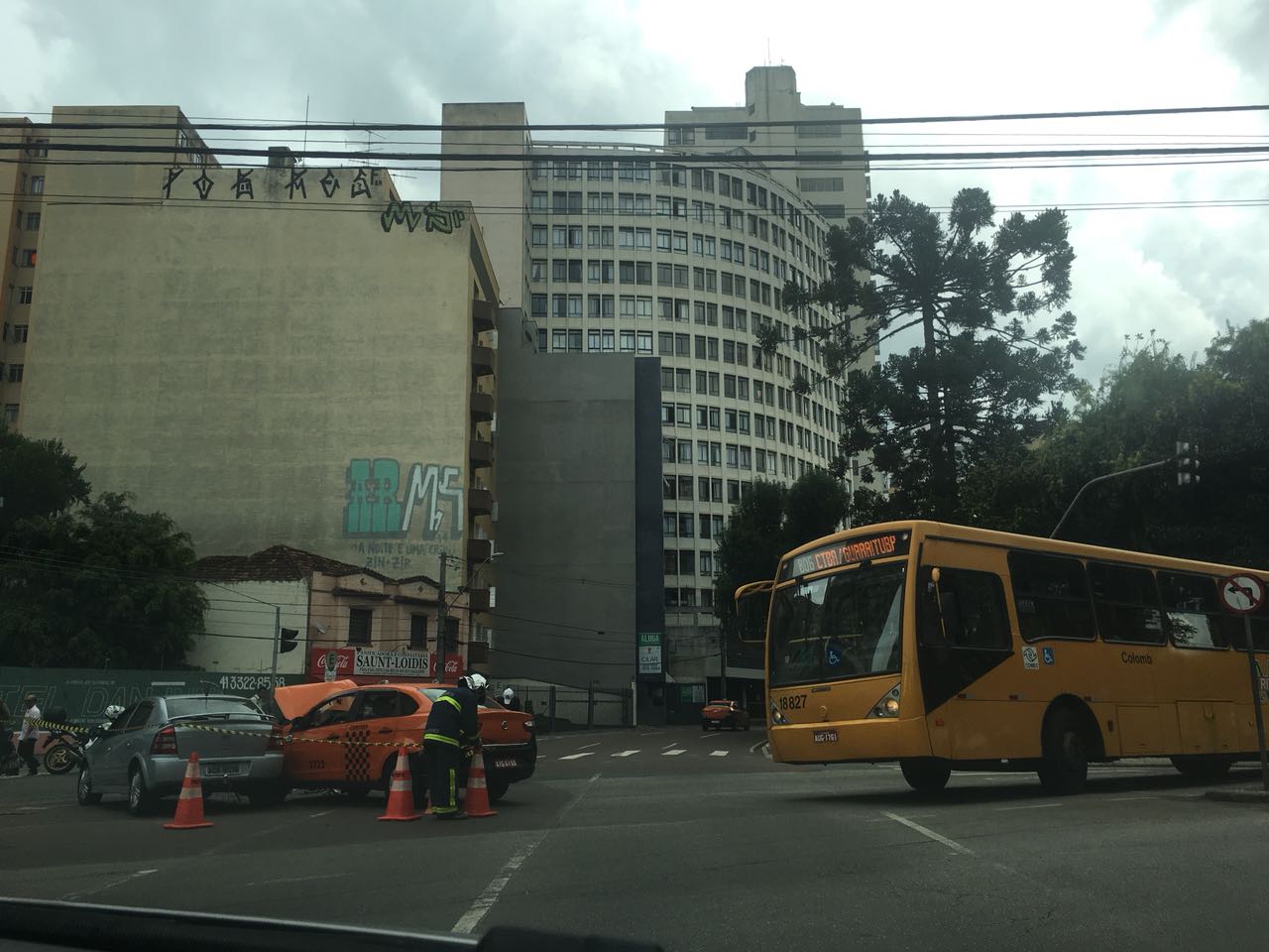 Colisão entre táxi e carro complica o trânsito nas imediações do Passeio Público. | Eriksson Denk/