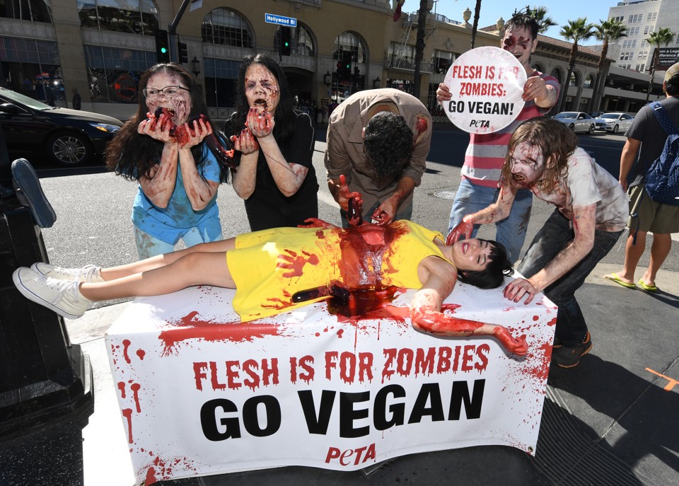 Os ambientalistas puristas são uma ameaça para os animais Protesto de ativistas contrários ao consumo de carne em Hollywood, Califórnia, em outubro de 2017 | Mark Ralston/AFP