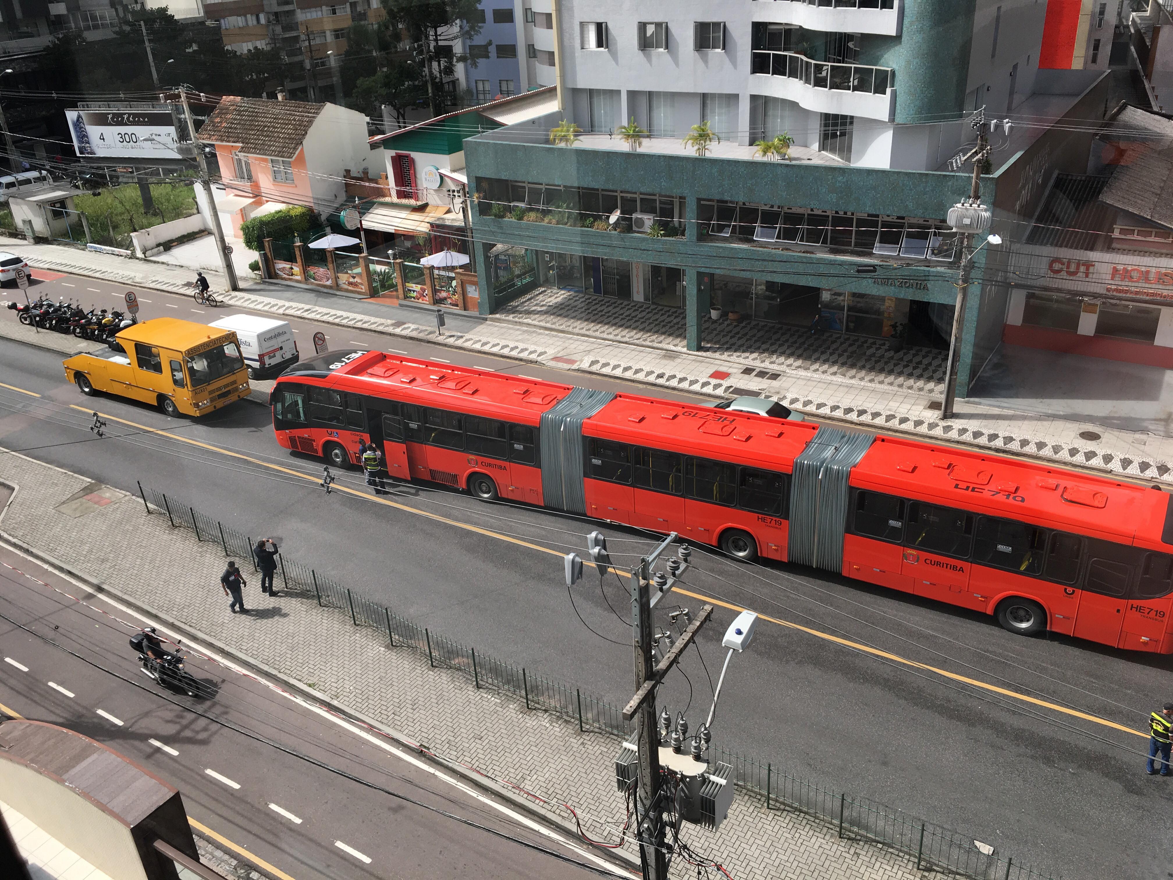 Passageiros tiveram de descer pela porta de emergência após novos biarticulado apresentar problema | Colaboração/Danilo Blossom