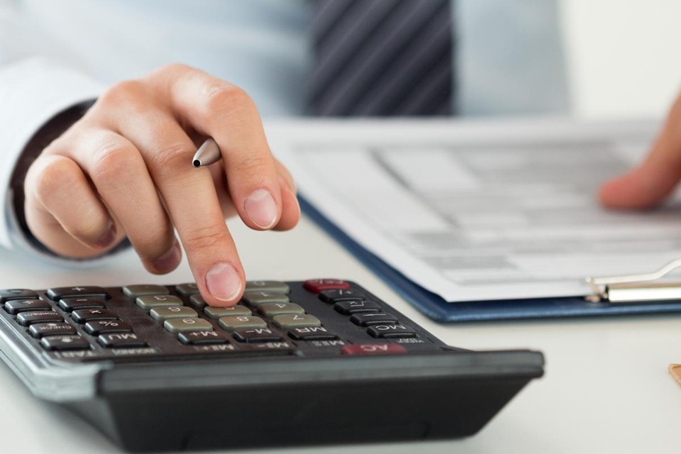 Como contrapartida para esse tipo empréstimo, o cliente geralmente tem de indicar à Receita Federal uma conta no banco onde tomou o empréstimo para o recebimento da restituição. | Bigstock
