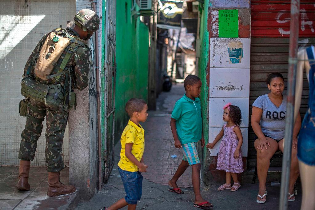 A escalada da violência, que deu ao Brasil o papel de protagonista na violência armada global, levou o governo federal a colocar as forças armadas nas ruas do Rio de Janeiro | MAURO PIMENTELAFP