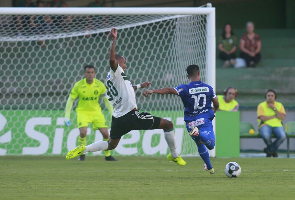 Wilson desabafa: ‘Partida vergonhosa, Foz botou o Coritiba na roda’ Juninho finaliza contra o gol de Wilson: Foz passou por cima do Coritiba. | /Marcelo Andrade/Gazeta do Povo
