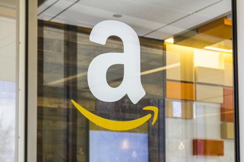 Fachada de vidro com o logo da Amazon. | Bigstock/
