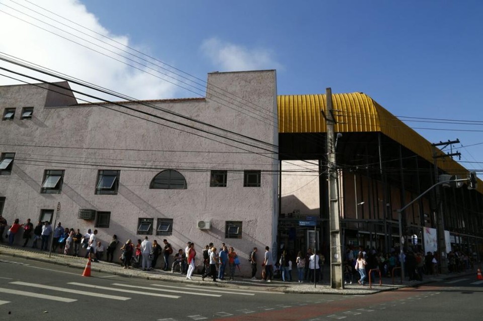 Centenas de pessoas madrugaram na fila | Aniele Nascimento/Gazeta do Povo