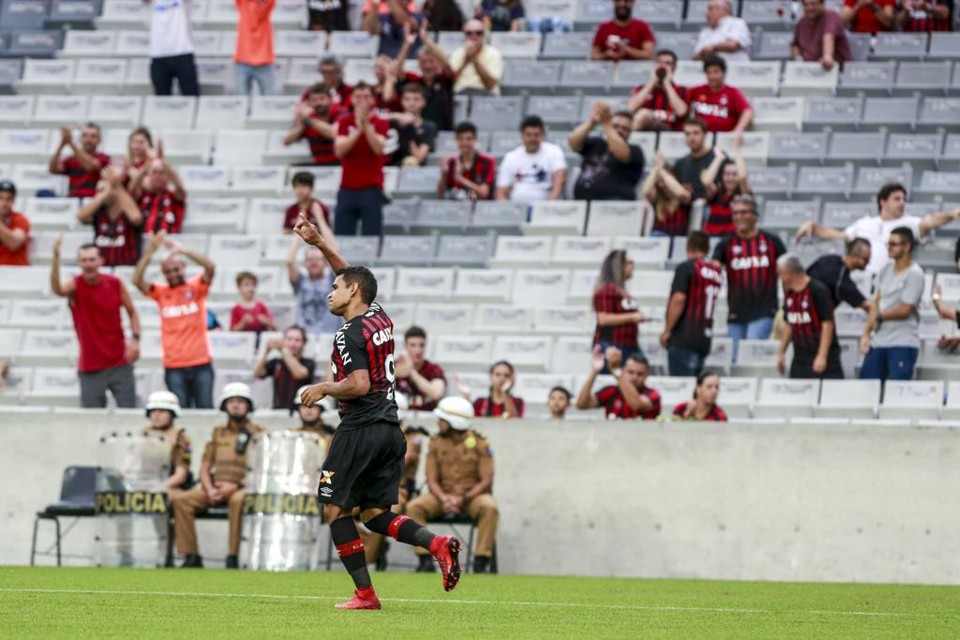 ‘Massacre’ dos aspirantes coloca dúvidas no Atlético para decisão contra o Ceará Ederson comemora gol contra o Rio Branco. | Marcelo Andrade/Gazeta do Povo