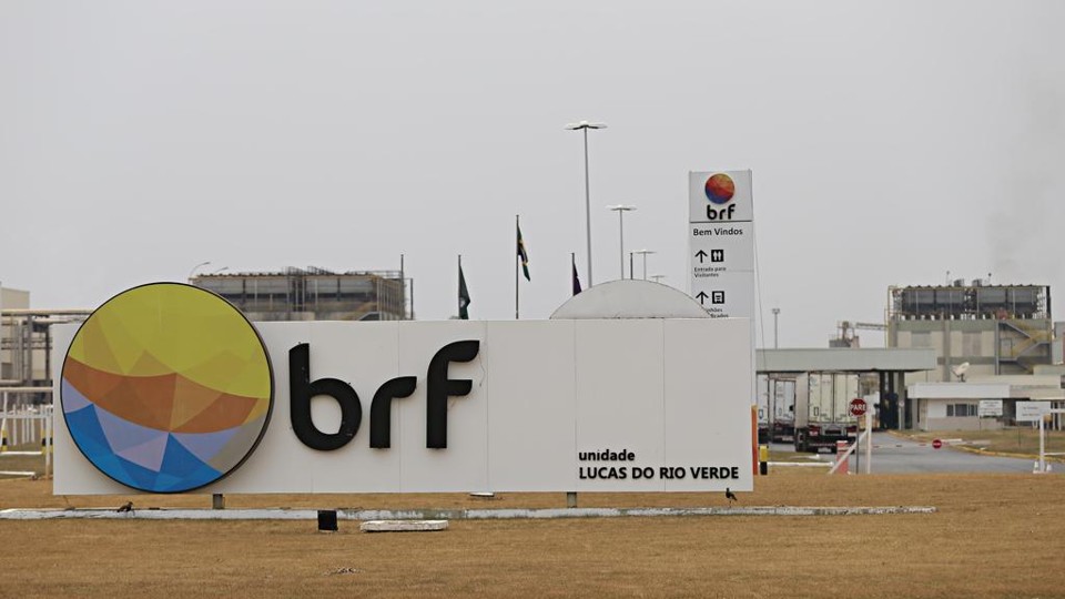 A combinação de queda das ações da companhia, racha no conselho da empresa e o novo desdobramento da operação Carne Fraca está derrubando o valor de mercado da companhia. | JONATHAN CAMPOS/GAZETA DO POVO