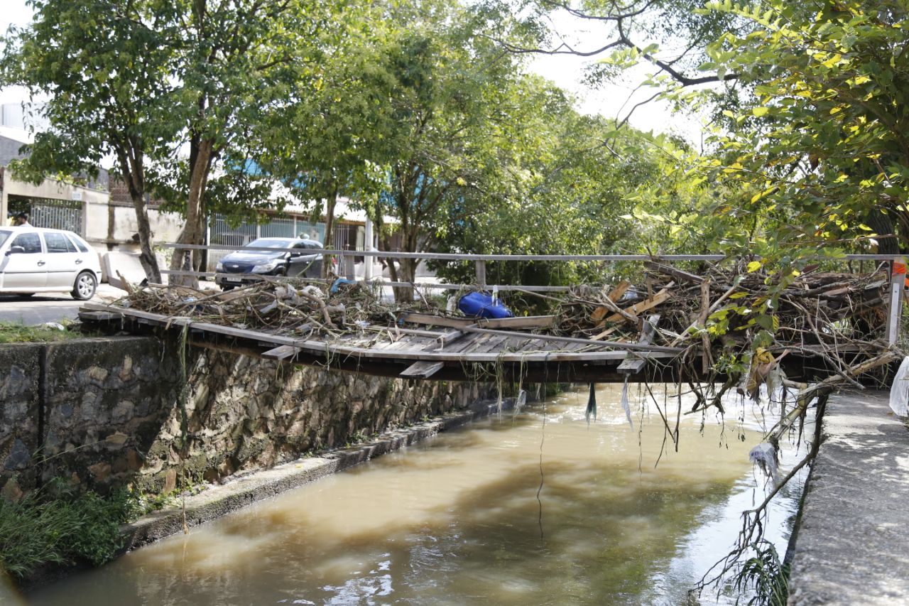 Temporal também deixou rastros de destruição em outros pontos da cidade, como na CIC | Marco Charneski/Tribuna do Paraná