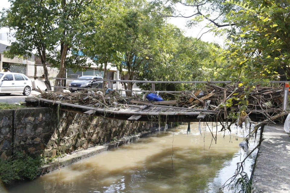 Temporal também deixou rastros de destruição em outros pontos da cidade, como na CIC | Marco Charneski/Tribuna do Paraná