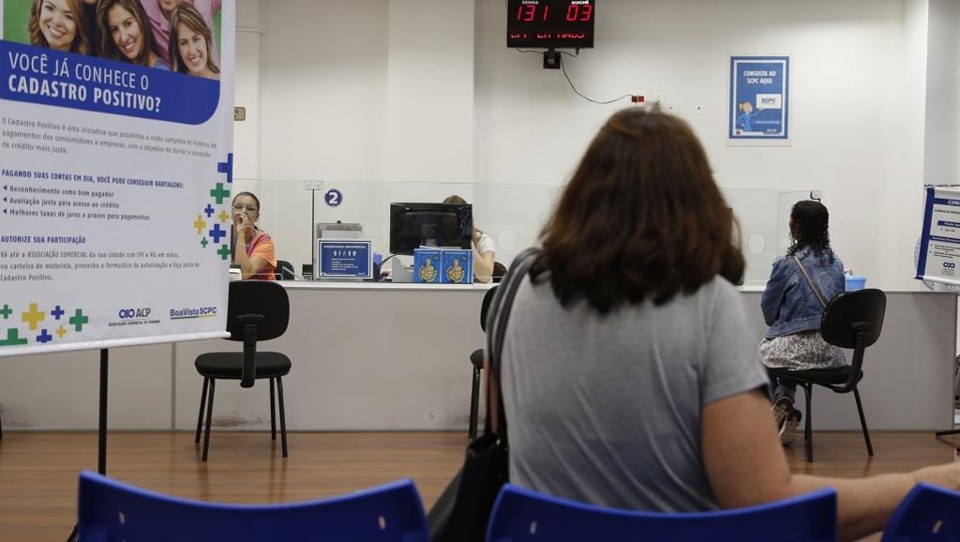 Se você está devendo, fique atento: as empresas costumam esperar pelo menos 30 dias para o envio de alertas ao consumidor inadimplente, mas não há uma regra nesse prazo. | Henry Milléo/Arquivo  Gazeta do  Povo