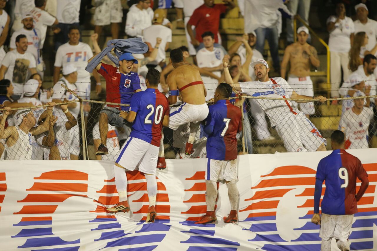 Lateral Mansur comemora com a torcida o gol da vitória do Paraná sobre o Cascavel na Vila Capanema. | Lineu Filho/Tribuna do Paraná