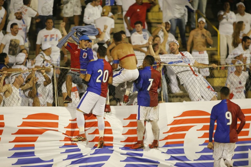 Paraná vence o Cascavel e mantém invencibilidade na Taça Caio Júnior Lateral Mansur comemora com a torcida o gol da vitória do Paraná sobre o Cascavel na Vila Capanema. | Lineu Filho/Tribuna do Paraná