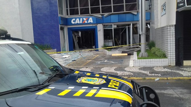 Agência da Caixa Econômica foi uma das três explodidas pelos ladrões no mega-assalto em Palmeira. | PRF /