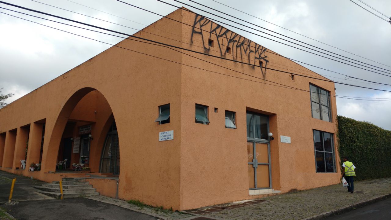 O suspeito estava no alto da capela realizando as pichações no momento em que foi flagrado por dois guardas municipais | Átila Alberti/Tribuna do Paraná